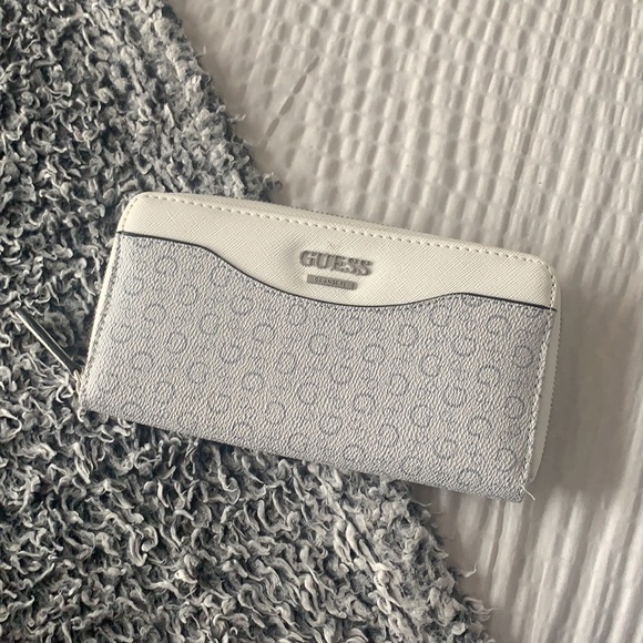 Guess wallet - Picture 2 of 4